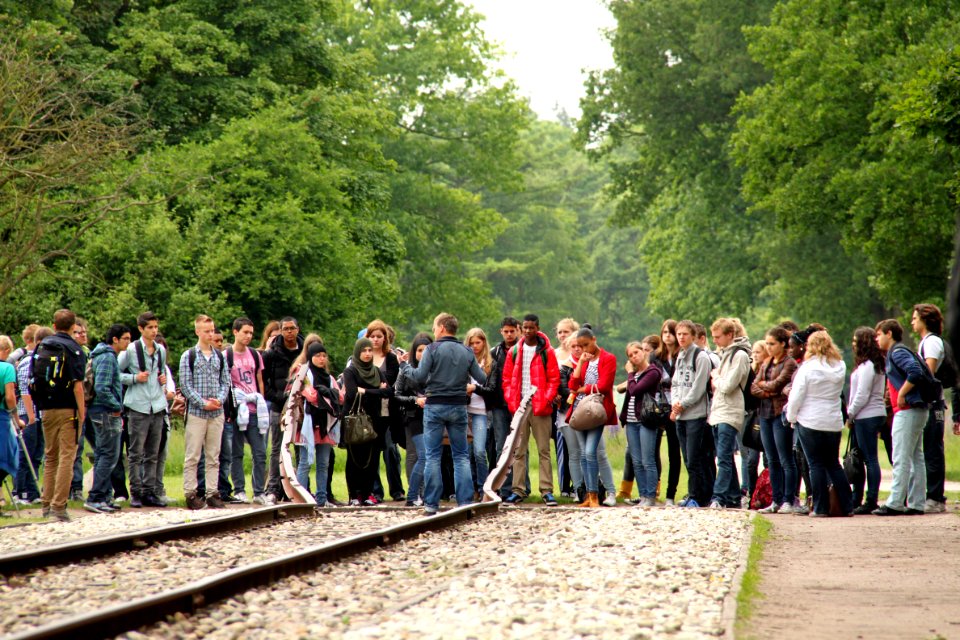 Kamp Westerbork met schoolklas
