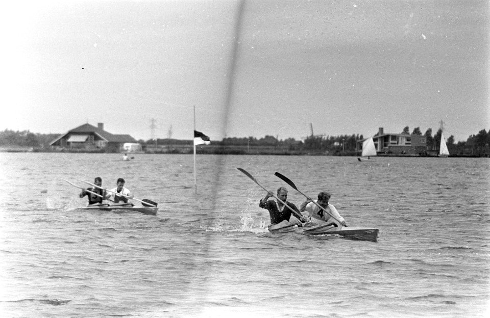 Kanowedstrijd in Wormer, de winnaar van de 500 meter K1 heren senioren, Geurts g, Bestanddeelnr 916-6176