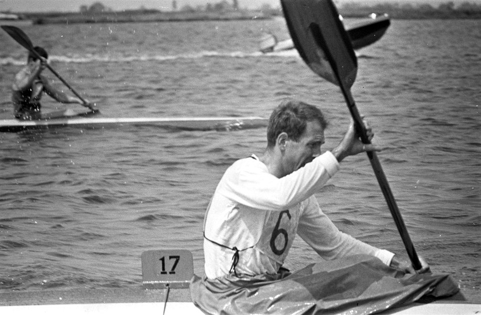 Kanowedstrijd in Wormer, de winnaar van de 500 meter K1 heren senioren, Geurts g, Bestanddeelnr 916-6175