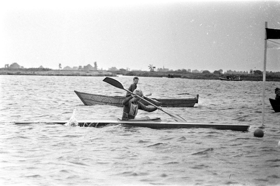 Kanowedstrijd in Wormer, de winnaar van de 500 meter K1 heren senioren, Geurts g, Bestanddeelnr 916-6177