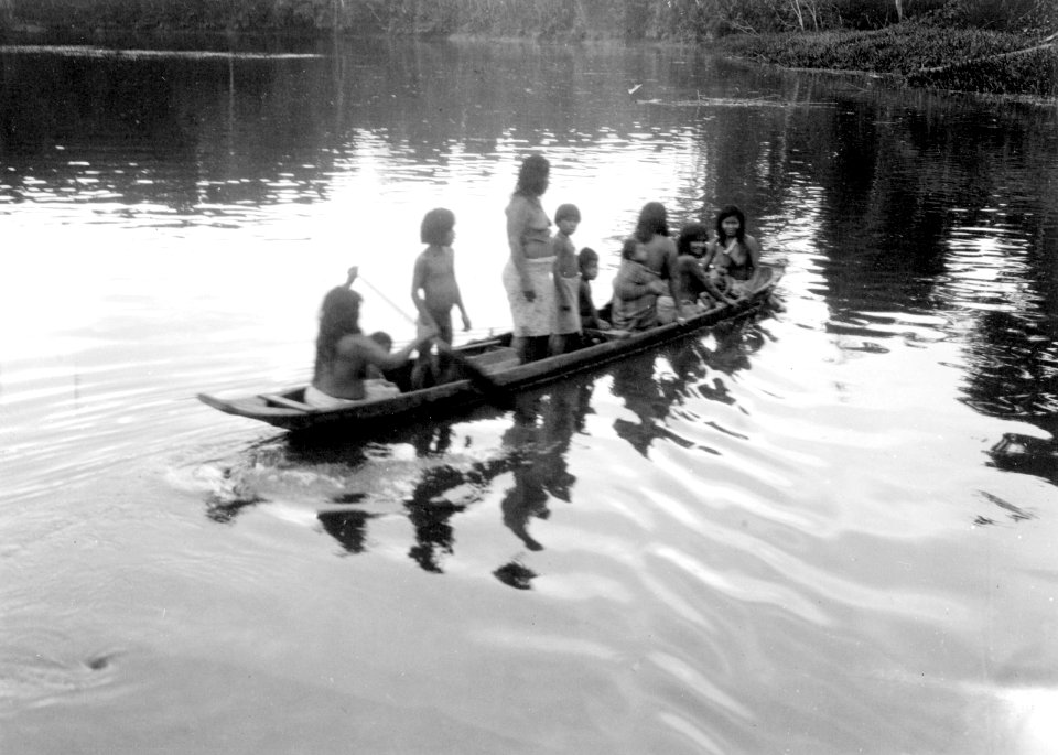 Kanoter fullastad med kvinnor och barn. Rio Sambu. Panama - SMVK - 004129
