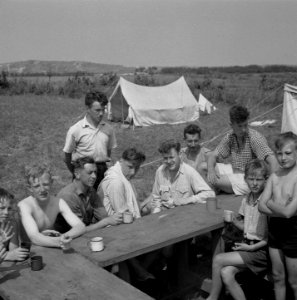 Kamp VCJC in Renesse (Zeeland). Groep aan tafel koffiedrinkende jongens, Bestanddeelnr 902-8756