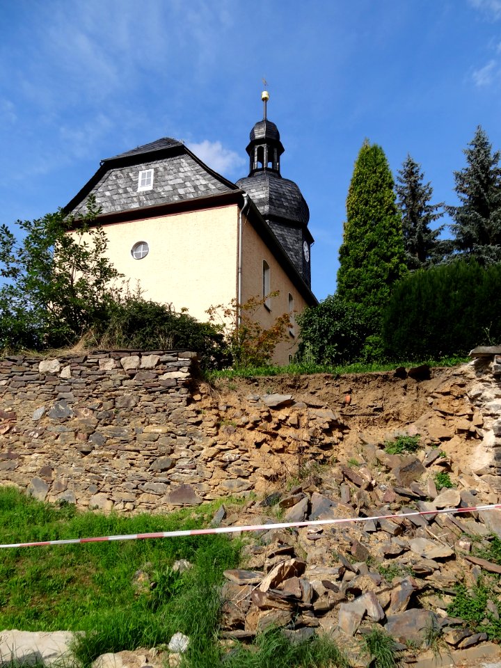 Kirche mit eingestürzter Mauer in Eichicht