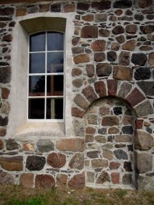 Kirche Mellnitz -Südfassade mit turmseitigem Saallicht und zugemauertem Seiteneingang im Detail- im August 2020