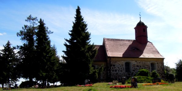 Kirche Ogkeln -Nordnordostansicht im Langkartenzuschnitt- im August 2020