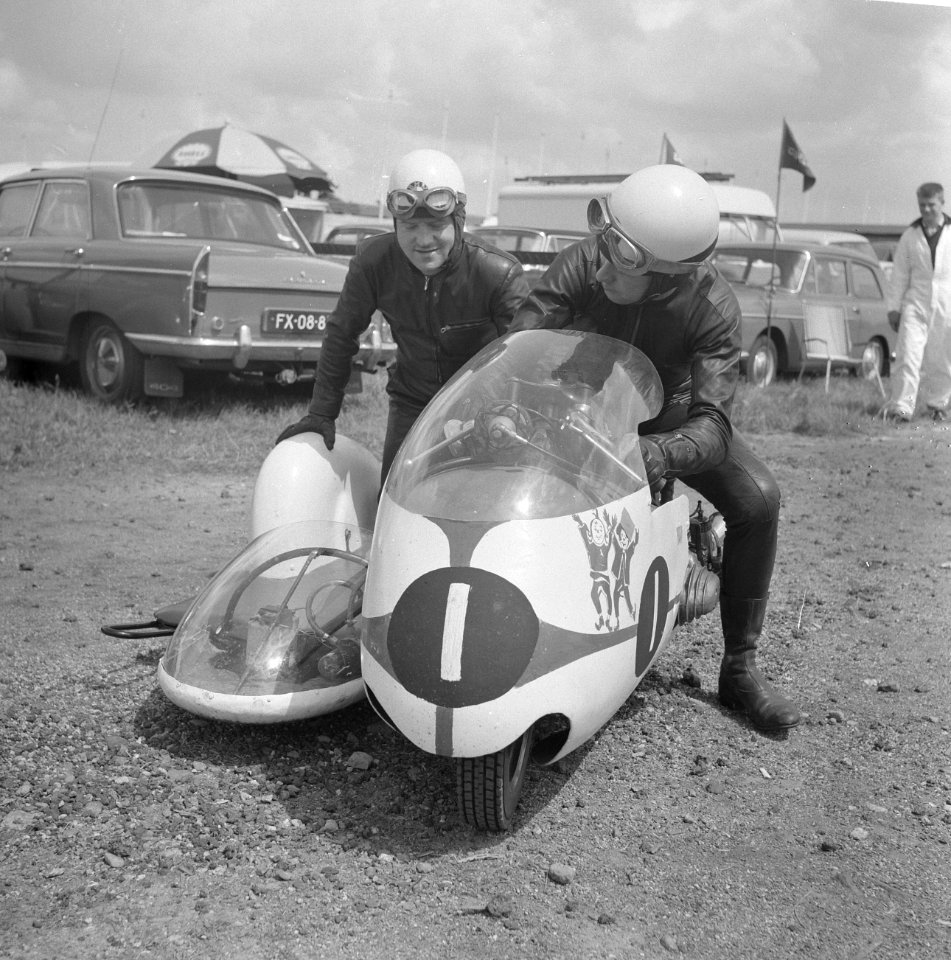 Kanshebbers TT in Assen. Max Deubel en Emil Hoerner voor Duitsland zijspan grote, Bestanddeelnr 915-3054