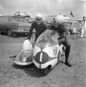 Kanshebbers TT in Assen. Max Deubel en Emil Hoerner voor Duitsland zijspan grote, Bestanddeelnr 915-3054