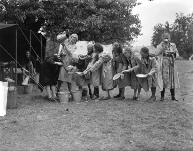 Kamp Mheer. Meisjes halen eten, Bestanddeelnr 903-5400