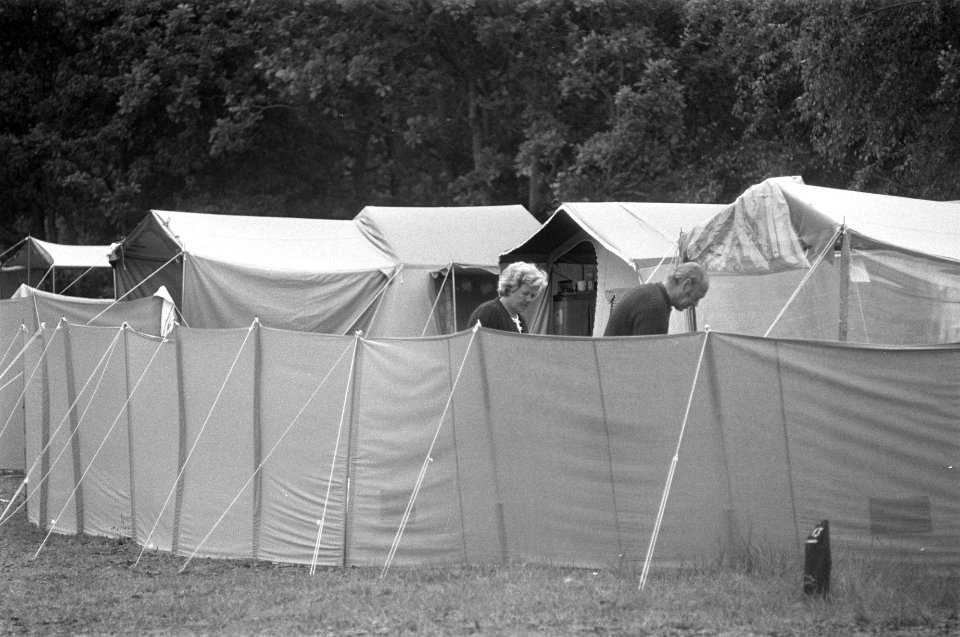 Kampeerders op een camping in Bakkum, Noord-Holland, Bestanddeelnr 925-7095