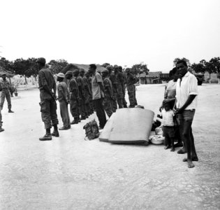 Kamp van Angolese Bevrijdingsbeweging FNLA in Zaire, zojuist aangekomen vluchtel, Bestanddeelnr 926-6267