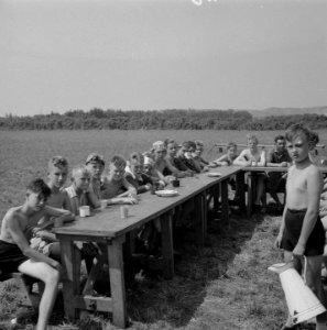Kamp VCJC in Renesse (Zeeland). Groep aan tafel koffiedrinken jongens, Bestanddeelnr 902-8757
