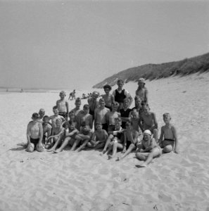 Kamp VCJC in Renesse (Zeeland). Groep aan strand, Bestanddeelnr 902-8754