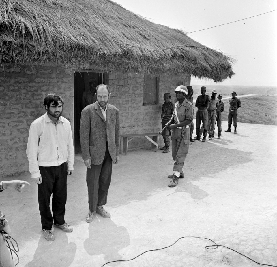 Kamp van Angolese Bevrijdingsbeweging FNLA in Zaire, twee Portugese gevangen in , Bestanddeelnr 926-6268