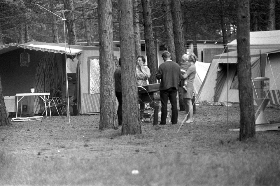 Kampeerders op een camping in Bakkum, Noord-Holland, Bestanddeelnr 925-7094