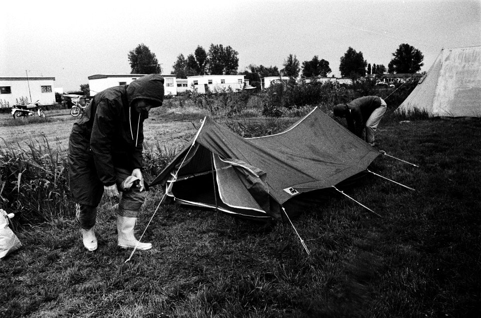 Kampeerders breken hun tentje af, Bestanddeelnr 930-3137