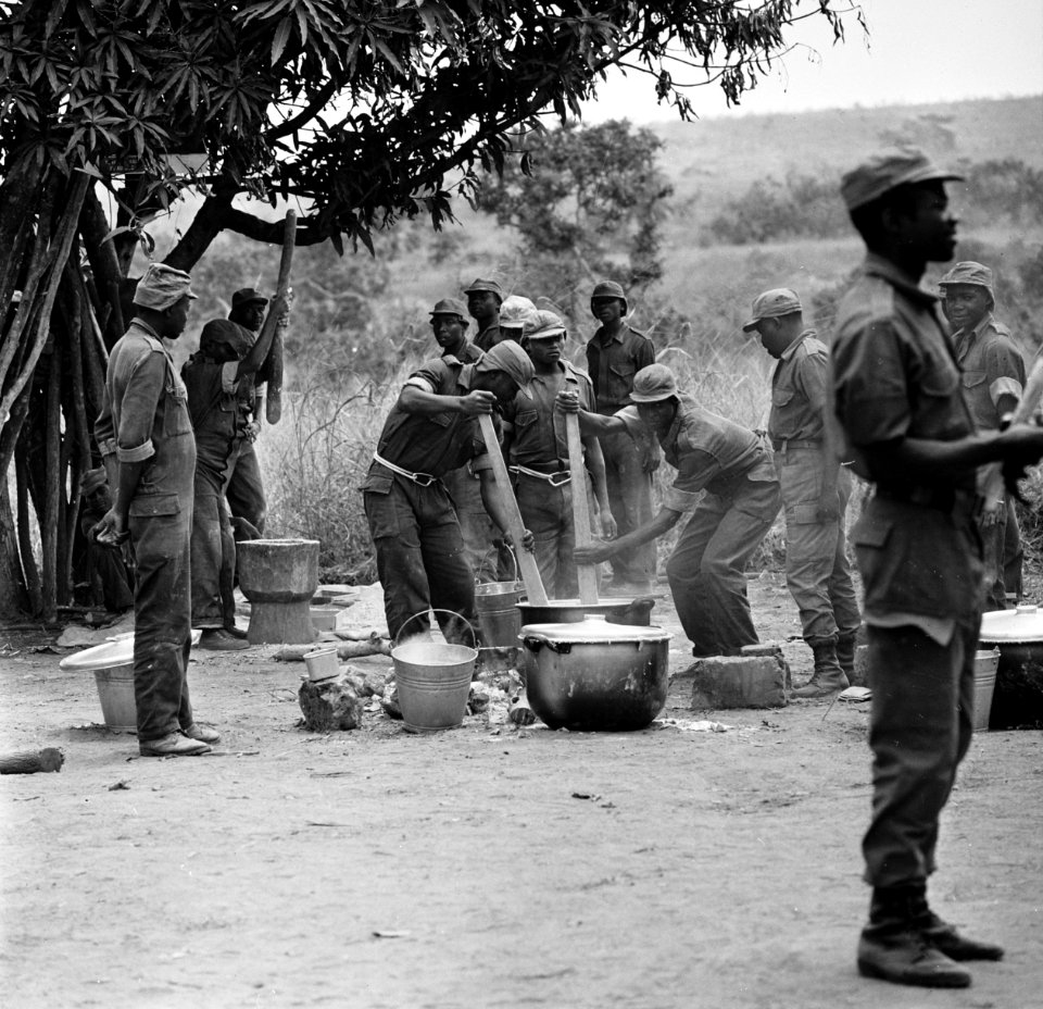 Kamp van Angolese Bevrijdingsbeweging FNLA in Zaire, nummer 9 leden van de bevri, Bestanddeelnr 926-6262