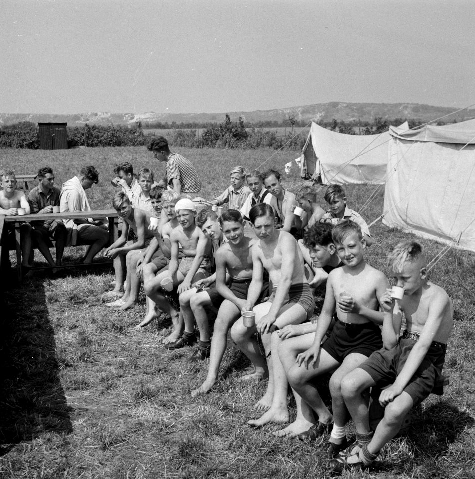 Kamp VCJC in Renesse (Zeeland). Groep aan tafel koffiedrinken jongens, Bestanddeelnr 902-8755