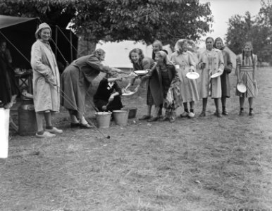 Kamp Mheer. Meisjes halen eten, Bestanddeelnr 903-5401