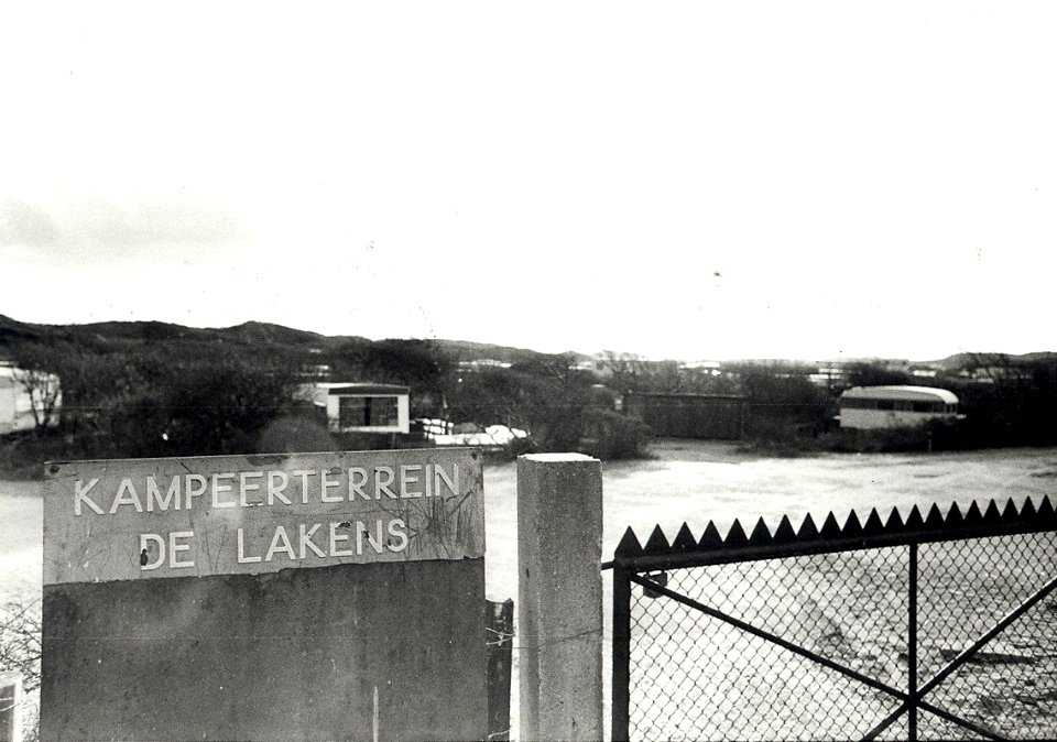 Kampeerterrein de Lakensin de Kennemerduinen. Aangekocht in 1977 van fotograaf C. de Boer. Identificatienummer 54-004870, NL-HlmNHA 1478 25900 K 38