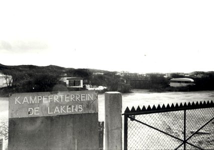 Kampeerterrein de Lakensin de Kennemerduinen. Aangekocht in 1977 van fotograaf C. de Boer. Identificatienummer 54-004870, NL-HlmNHA 1478 25900 K 38