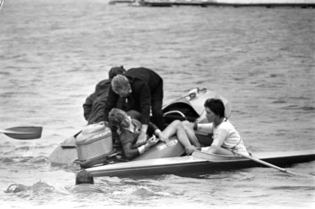 Kanowedstrijd in Wormer, Gerda Lagrand wordt in boot gehesen, Bestanddeelnr 916-6174