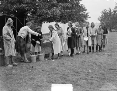 Kamp Mheer. Meisjes halen eten, Bestanddeelnr 903-5398