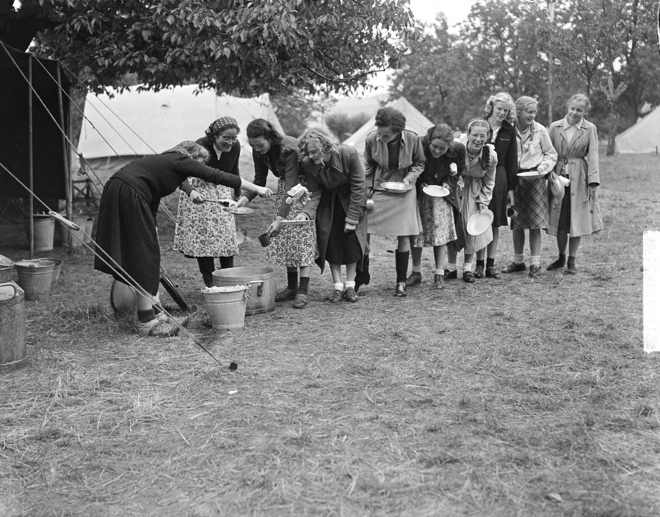 Kamp Mheer. Meisjes halen eten, Bestanddeelnr 903-5399