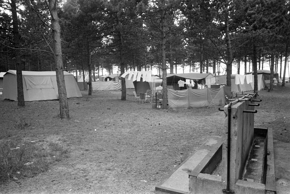 Kampeerders op een camping in Bakkum, Noord-Holland, Bestanddeelnr 925-7097