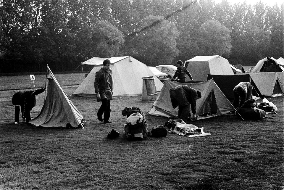 Kampeerders in de regen op de camping aan het IJsbaanpad Amsterdam, Bestanddeelnr 930-9139