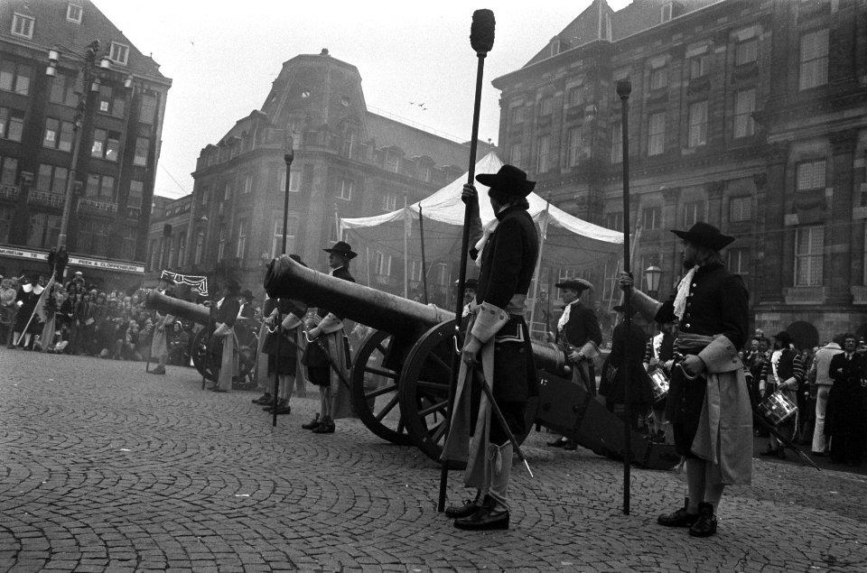 Kannonnen op Dam zorgen voor saluutschoten, Bestanddeelnr 928-2336