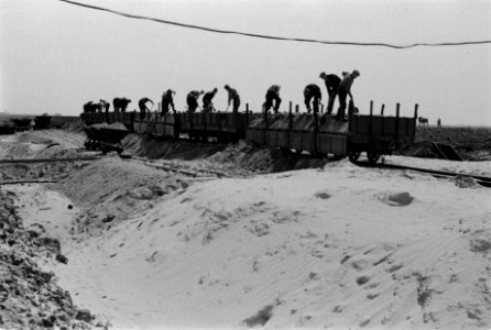 Kanaalwerken, zandaanvoer, arbeiders, kipkarren, trams, Groningen, Bestanddeelnr 170-0327
