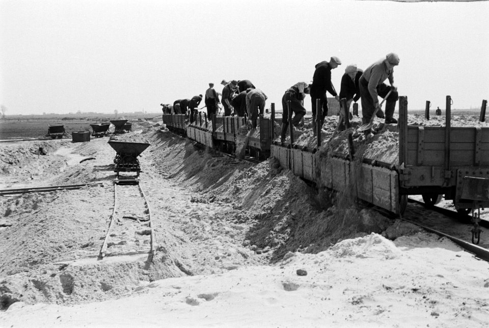 Kanaalwerken, zandaanvoer, arbeiders, kipkarren, trams, lossen, Groningen, Bestanddeelnr 170-0328