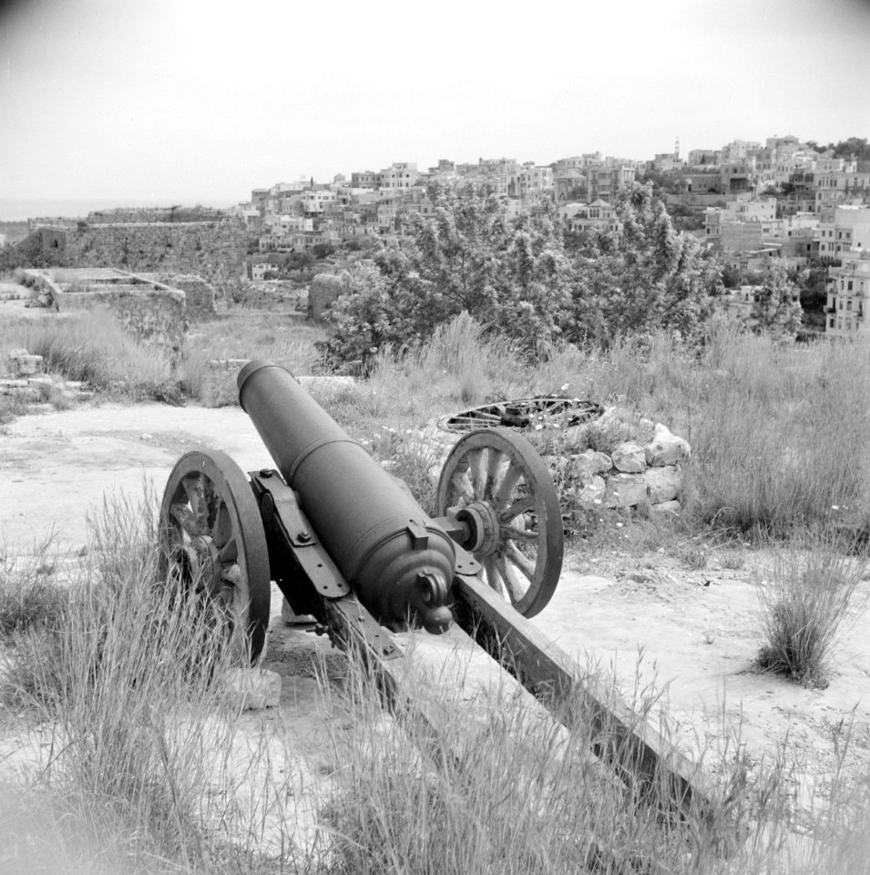 Kanon op de fortificatie, de citadel, van de stad Tripoli Zicht op de stad, Bestanddeelnr 255-6396