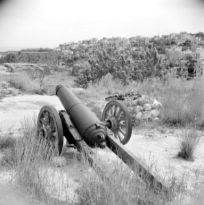 Kanon op de fortificatie, de citadel, van de stad Tripoli Zicht op de stad, Bestanddeelnr 255-6396