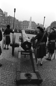 Kannonnen op Dam zorgen voor saluutschoten, Bestanddeelnr 928-2334