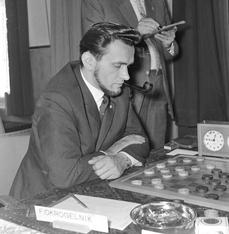 Kampioenschap dammen te Apeldoorn, F. Okrogelnik aan het bord, Bestanddeelnr 917-6834