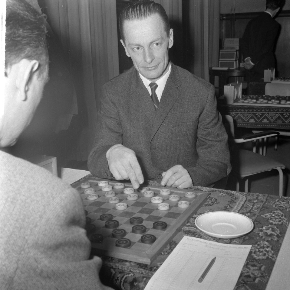 Kampioenschap dammen van Nederland 1964, in restaurant De Kroon te Amsterdam, W…, Bestanddeelnr 916-1755