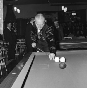 Kampioenschap Biljarten in Eersel 712. Piet van der Pol aan stoot, Bestanddeelnr 915-8423