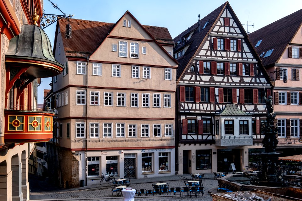 Kanzel des Rathauses in Tübingen und Marktplatz mit Brunnen gesehen von der Ecke Wienergässle und Haaggasse 2019