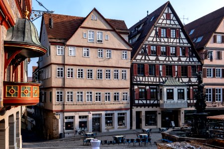 Kanzel des Rathauses in Tübingen und Marktplatz mit Brunnen gesehen von der Ecke Wienergässle und Haaggasse 2019