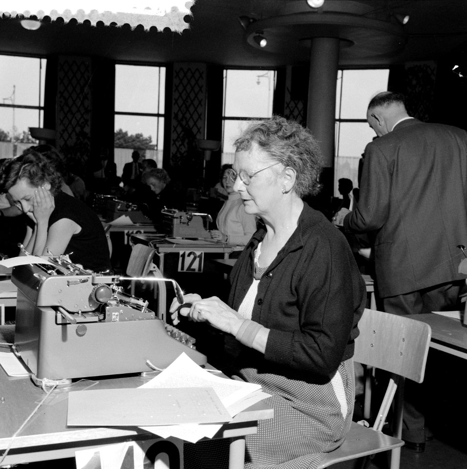 Kampioenschap machineschrijven in de Houtrusthal in Den Haag, Bestanddeelnr 908-9928