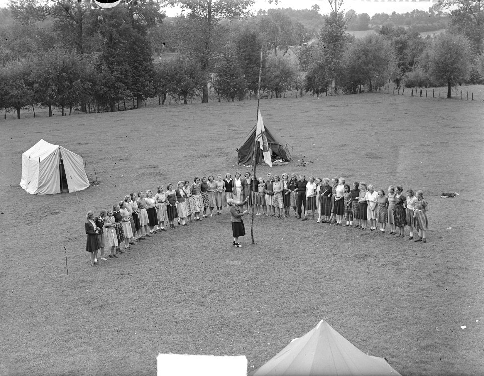 Kamp Henaken. Groep meisjes voor de tent, Bestanddeelnr 903-5395