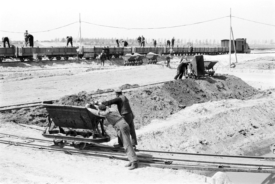 Kanaalwerken, zandaanvoer, arbeiders, kipkarren, trams, Groningen, Bestanddeelnr 170-0326
