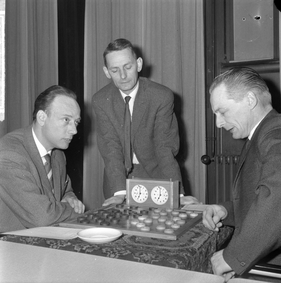 Kampioenschap dammen van Nederland 1964, in restaurant De Kroon te Amsterdam, li, Bestanddeelnr 916-1754