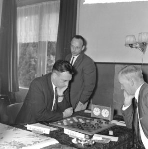 Kampioenschap dammen te Apeldoorn, ir. Van Dijk tegen J. Baas (rechts), Bestanddeelnr 917-6838