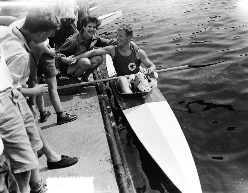 Kanokampioenschappen op Amstel in Amsterdam Klingers na zijn overwinning met per, Bestanddeelnr 905-8065