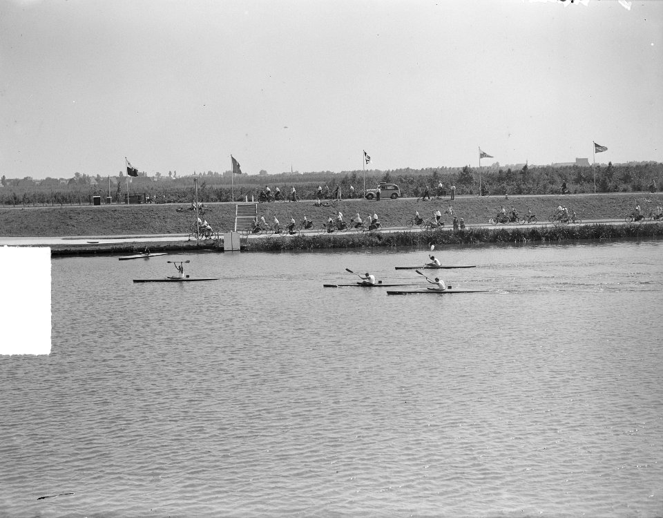 Kanokampioenschap van Nederland 1000 meter. W. Pool door finish op Bosbaan, Bestanddeelnr 904-0674