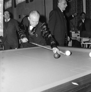 Kampioenschap Biljarten in Eersel 712. Piet van der Pol aan stoot, Bestanddeelnr 915-8424