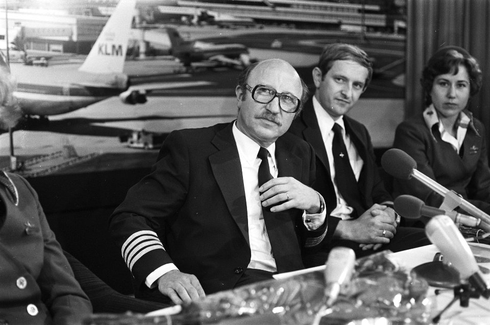 Kaping KLM DC9 boven Nederland gezagvoerder Kloosterman tijdens persconferentie, Bestanddeelnr 929-8458