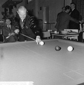 Kampioenschap Biljarten in Eersel 712. Piet van der Pol aan stoot, Bestanddeelnr 915-8422